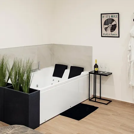 Holiday home Rehouse - Luxury W Jacuzzi
